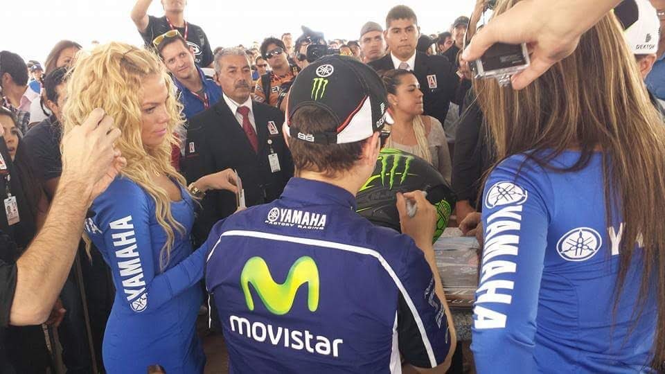 Firma-de-autógrafos-Jorge-Lorenzo-campeón-MotoGP-para-Yamaha-Racing