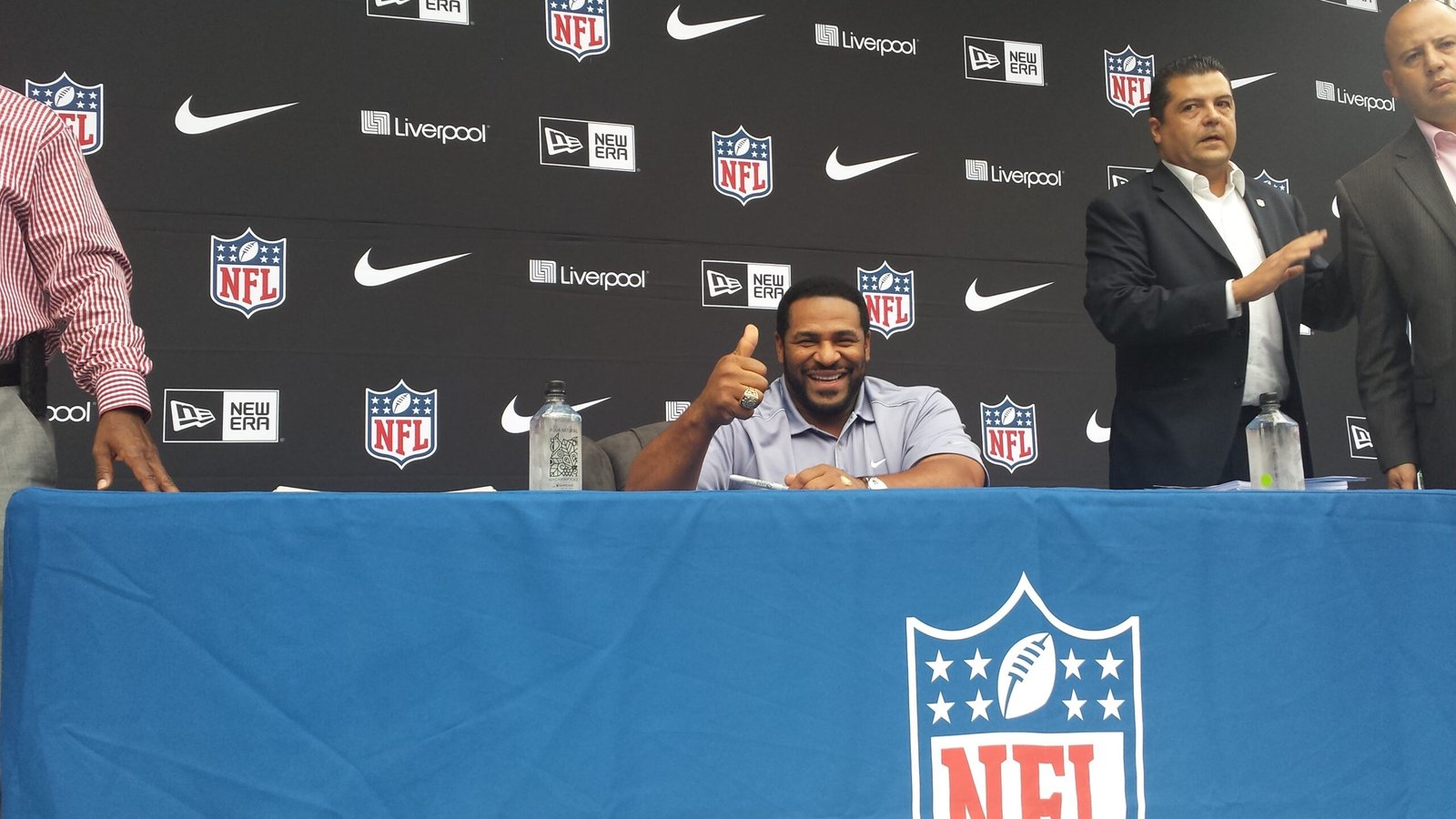 Firme-de-autógrafos-Jerome-Bettis-Leyenda-NFL-Steelers-en-Liverpool-Insurgentes-scaled